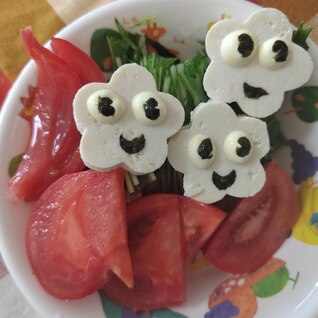 お弁当にも！豆腐お花のお顔トマトサラダ